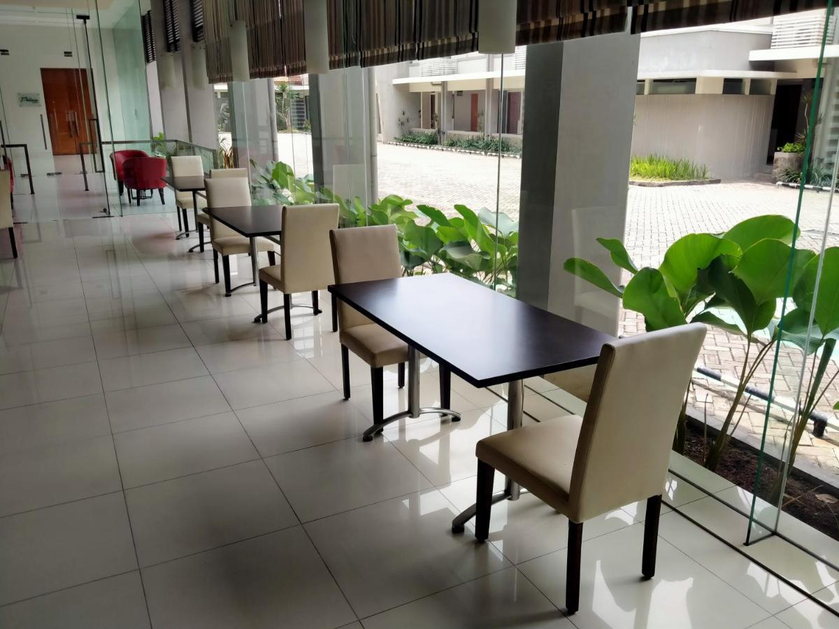 Hotel Quirin Semarang Esterno foto