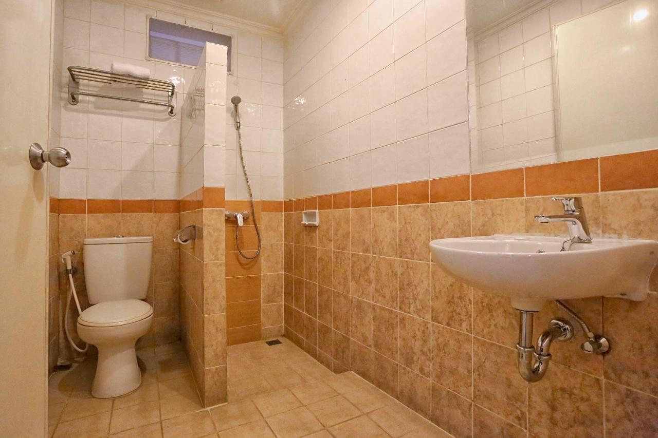 Hotel Quirin Semarang Esterno foto