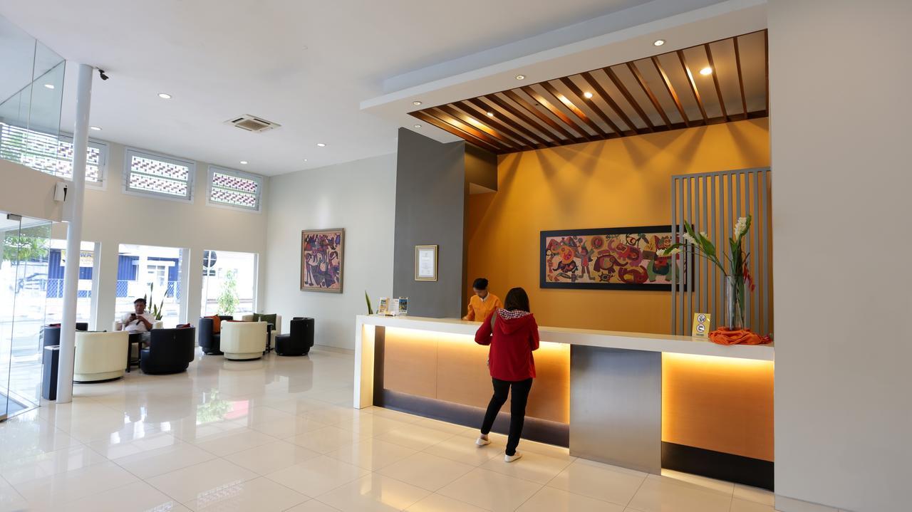 Hotel Quirin Semarang Esterno foto