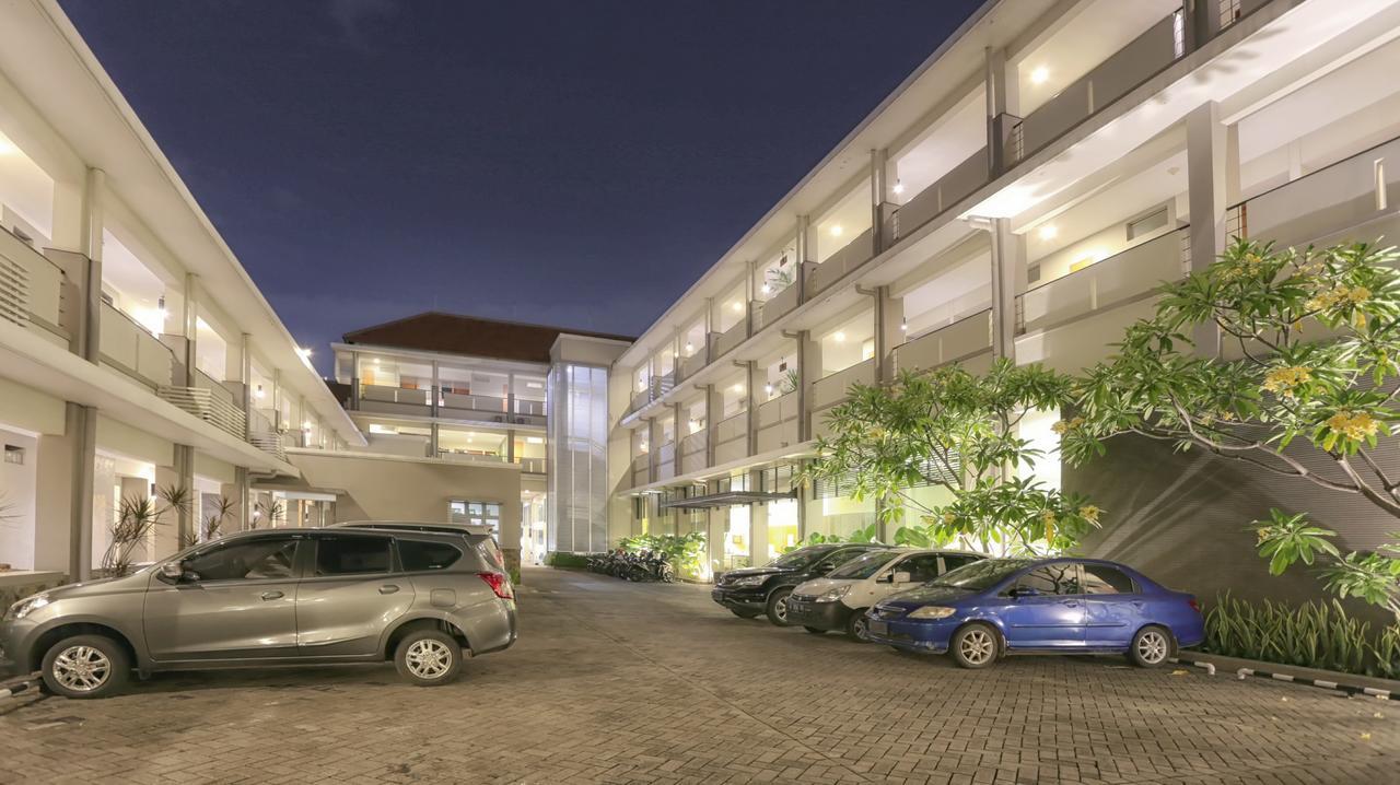Hotel Quirin Semarang Esterno foto