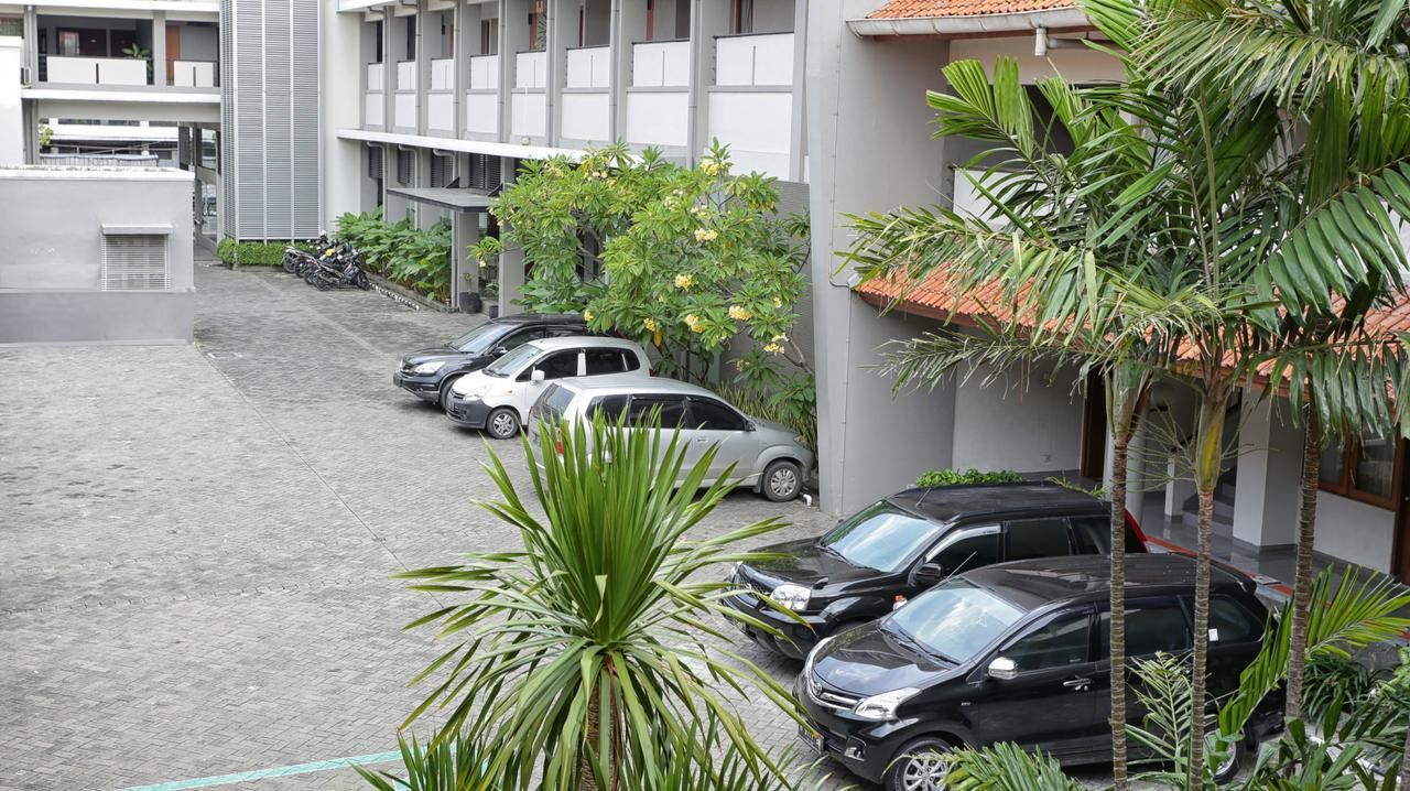 Hotel Quirin Semarang Esterno foto