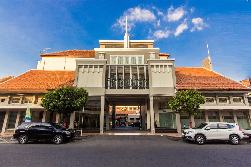 Hotel Quirin Semarang Esterno foto