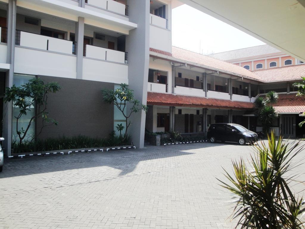 Hotel Quirin Semarang Esterno foto